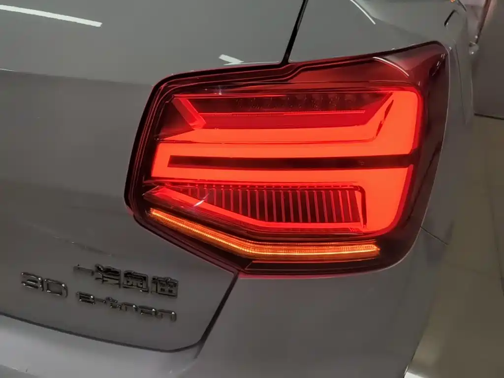 Audi Q2L E-Tron 2021 — фото 8