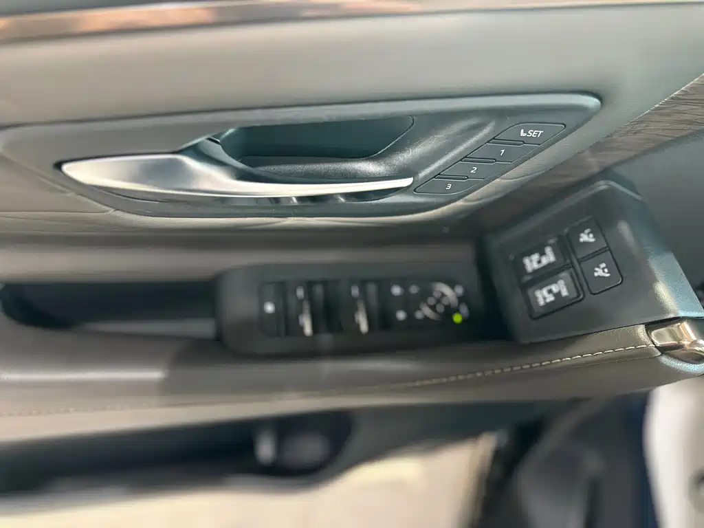 Toyota Alphard 2023 — фото 12