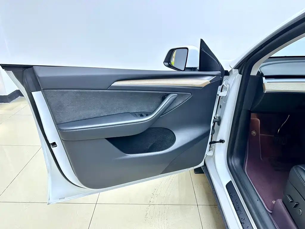 Tesla Model Y 2022 — фото 16