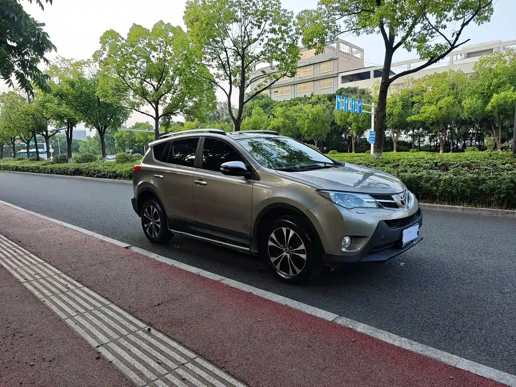Toyota RAV4 2015 — фото 3