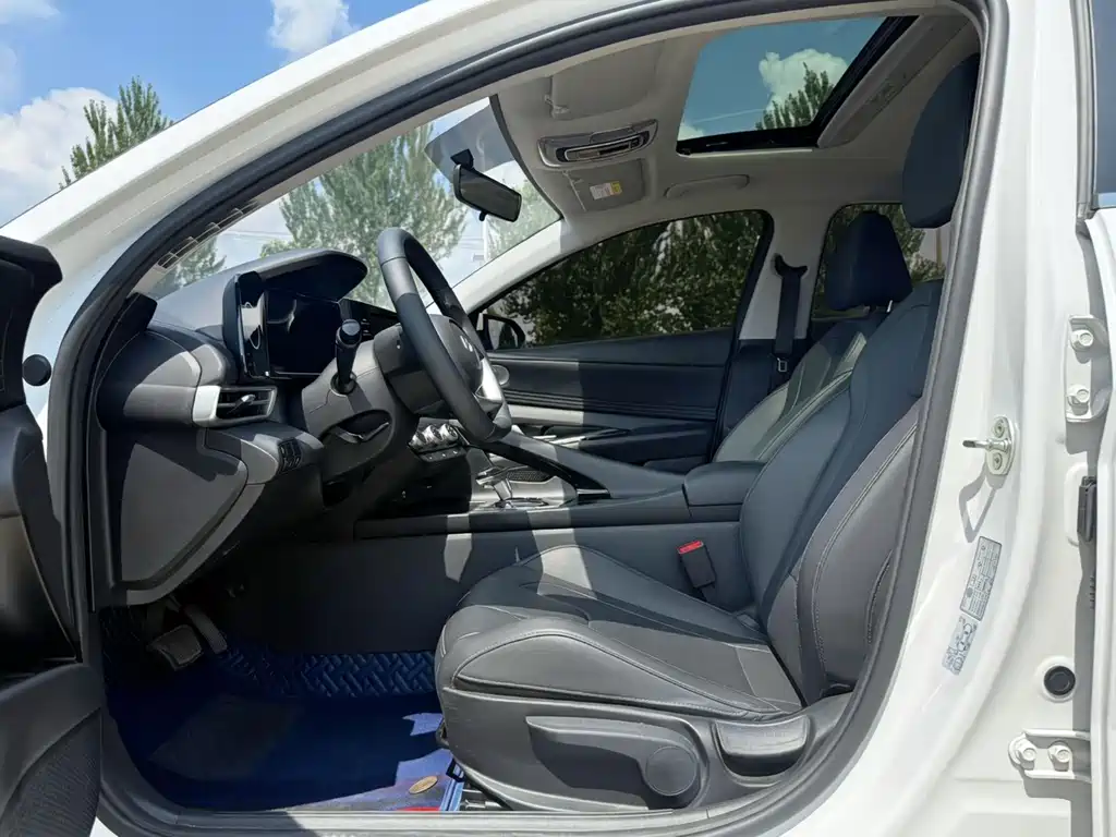 Hyundai Elantra 2023 — фото 13