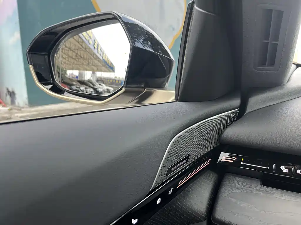 BMW 5 Series 2025 — фото 17
