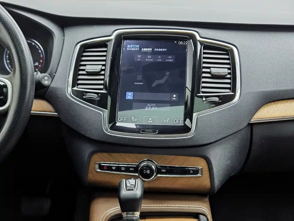 Volvo XC90 2018 — фото 12