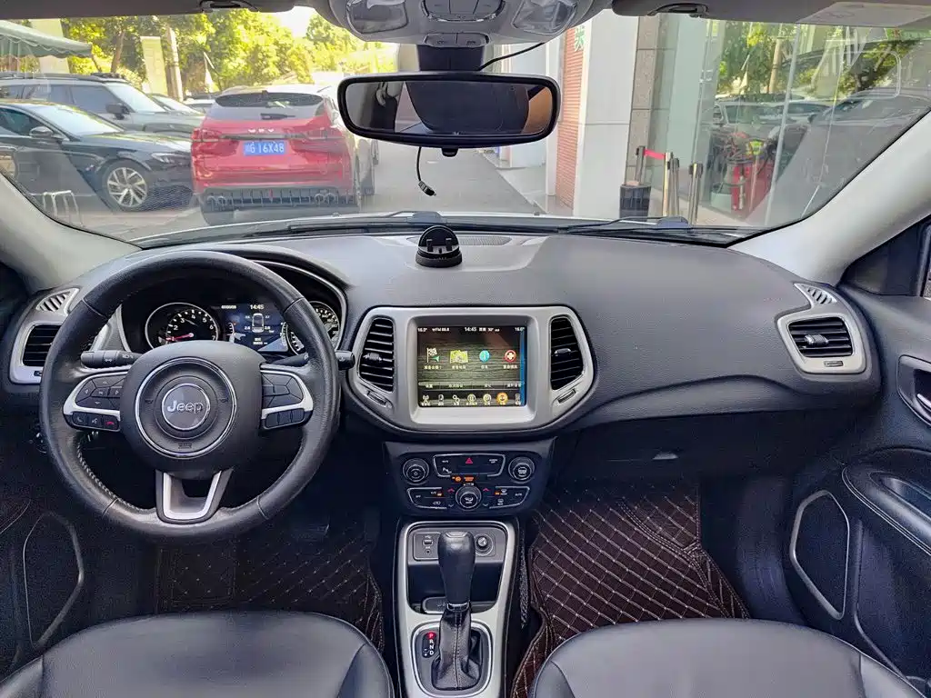 Jeep Compass 2018 — фото 10