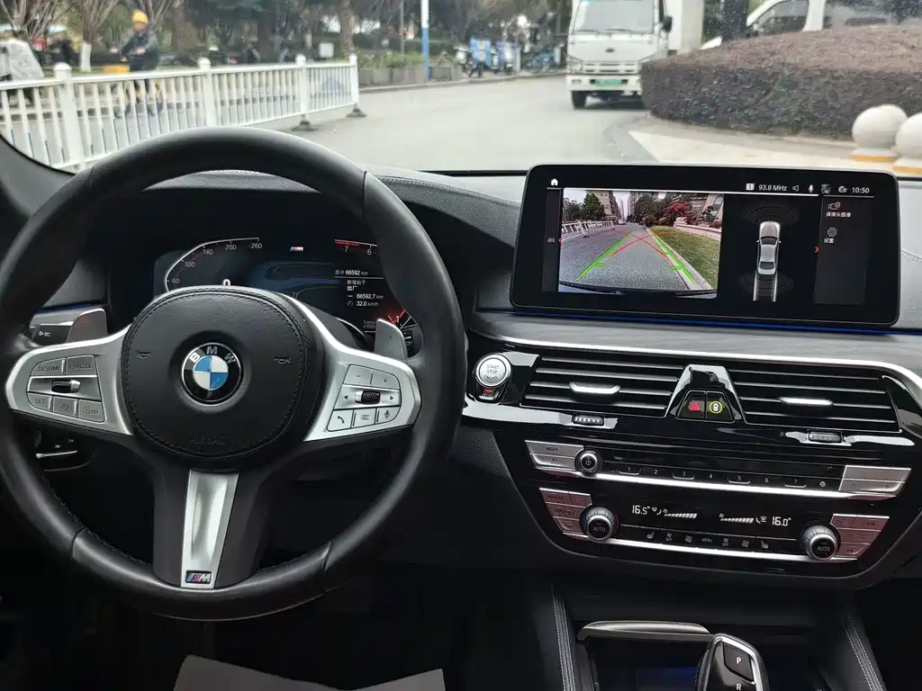BMW 5 Series 2023 — фото 16