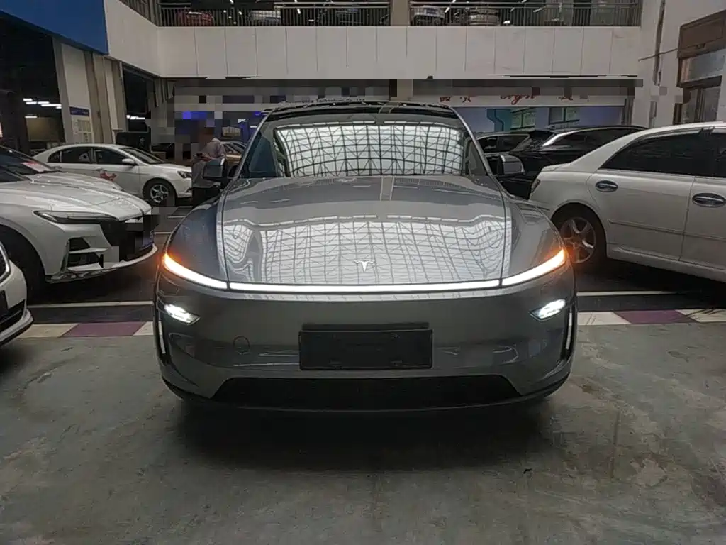 Tesla Model Y 2025