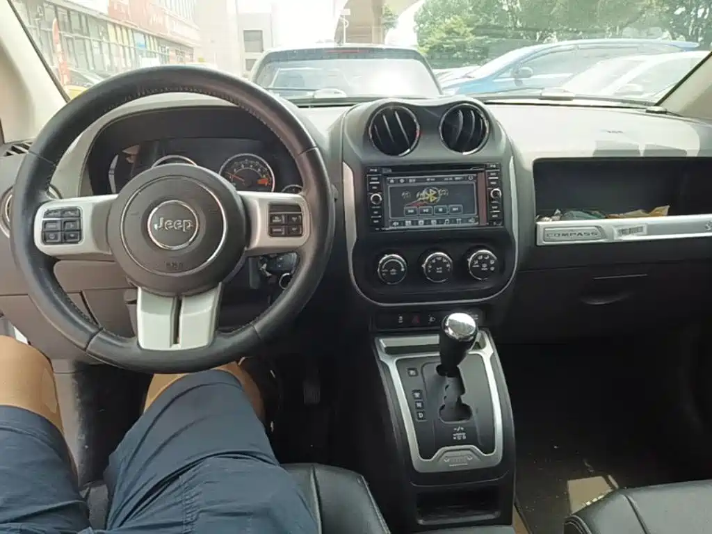 Jeep Compass 2015 — фото 10
