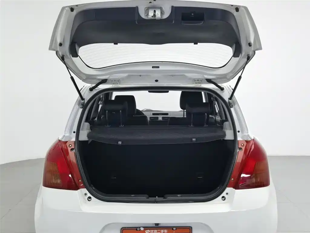 Suzuki Swift 2015 — фото 16