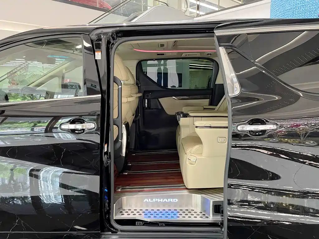 Toyota Alphard 2020 — фото 17