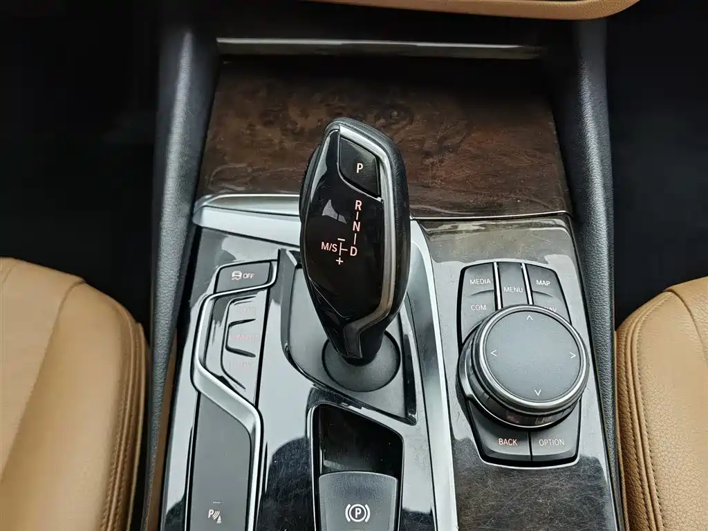 BMW 5 Series 2018 — фото 13