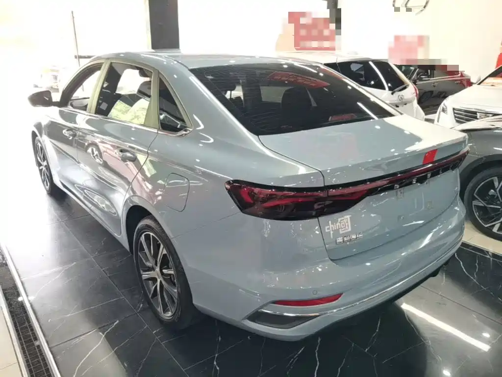 Geely Emgrand 2023