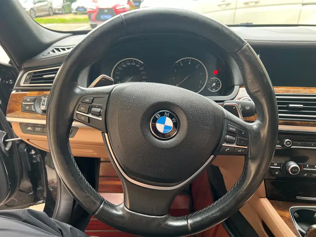 BMW 7 Series 2014 — фото 14
