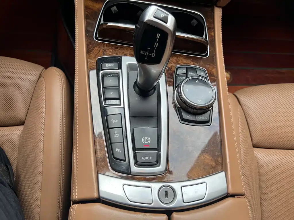 BMW 7 Series 2014 — фото 17