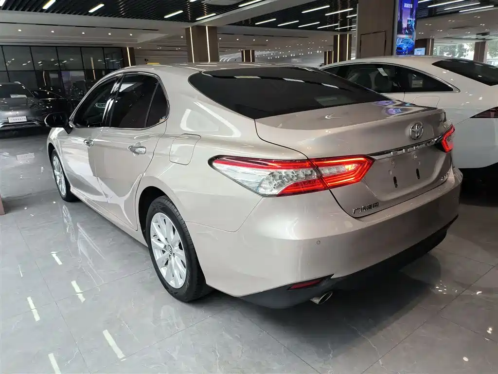 Toyota Camry 2019 — фото 23