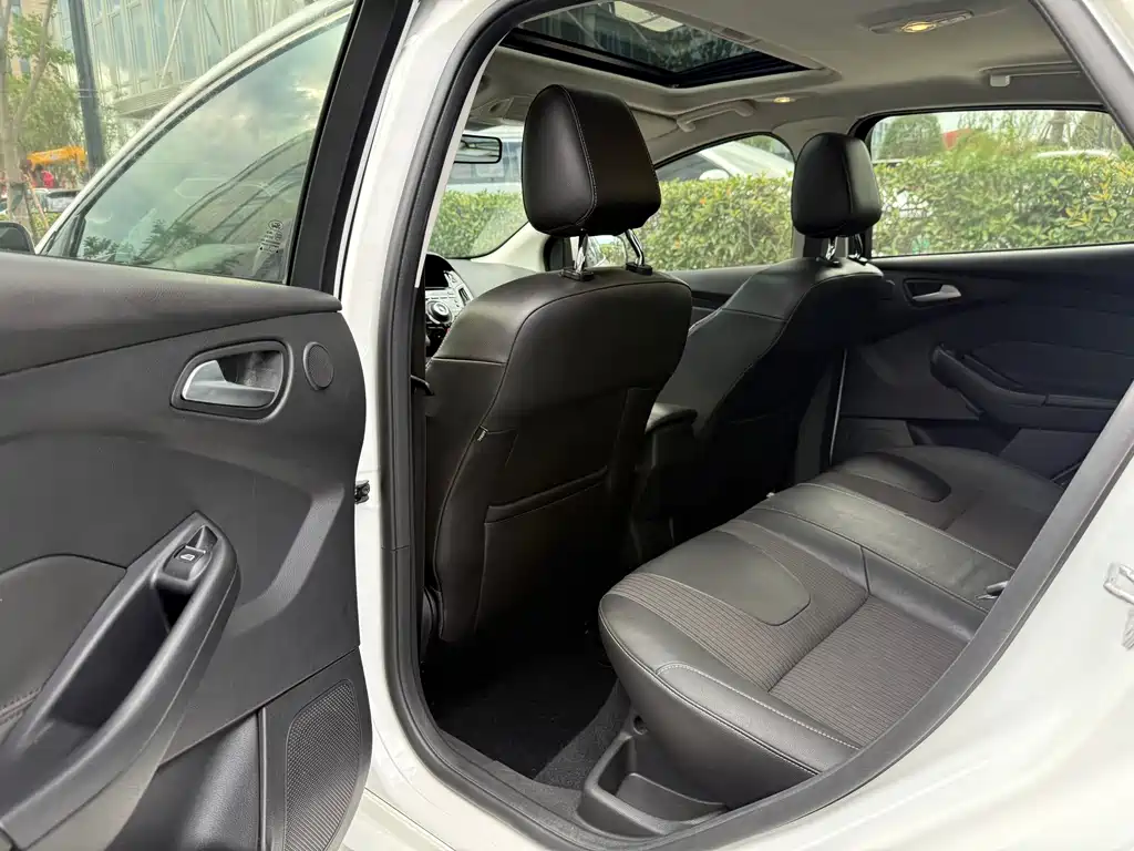 Ford Focus 2015 — фото 12