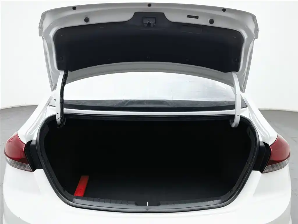 Hyundai Elantra 2019 — фото 16