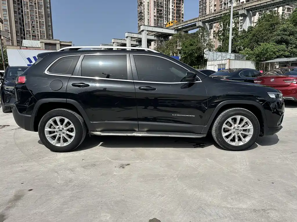 Jeep Cherokee 2019 — фото 7