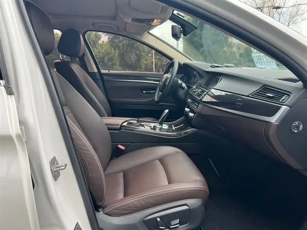 BMW 5 Series 2015 — фото 16