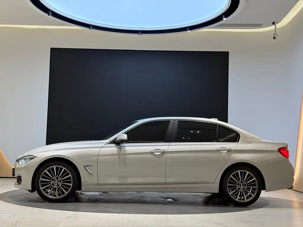 BMW 3 Series 2019 — фото 16