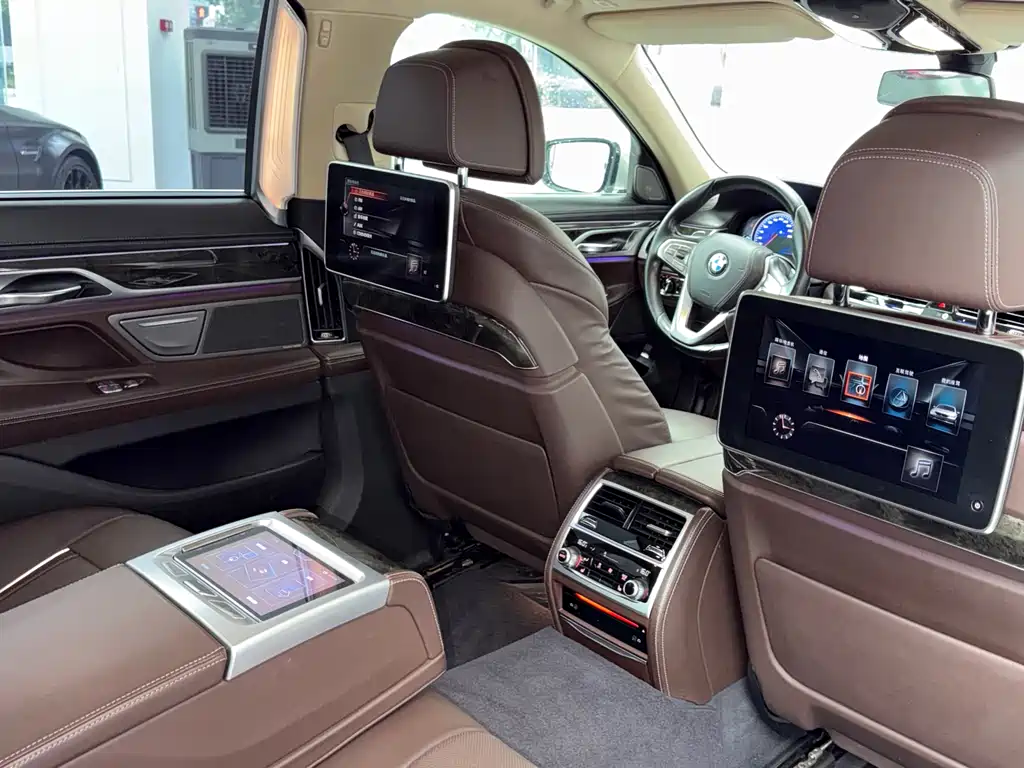 BMW 7 Series 2017 — фото 11