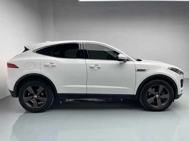 Jaguar E-PACE 2021 — фото 12