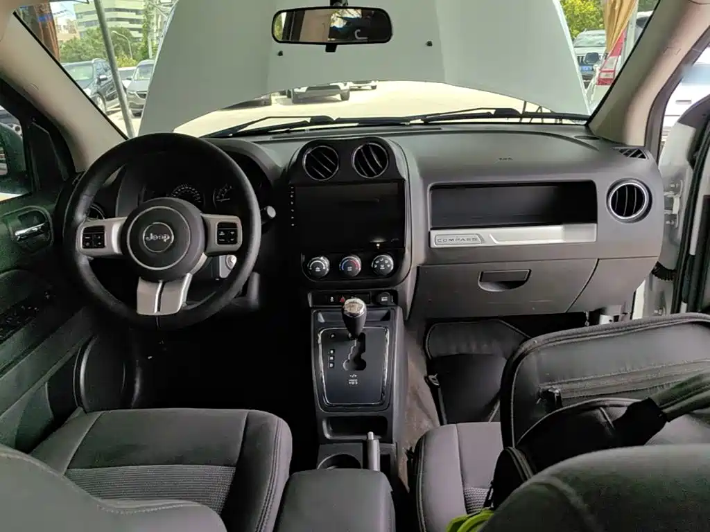Jeep Compass 2015 — фото 10