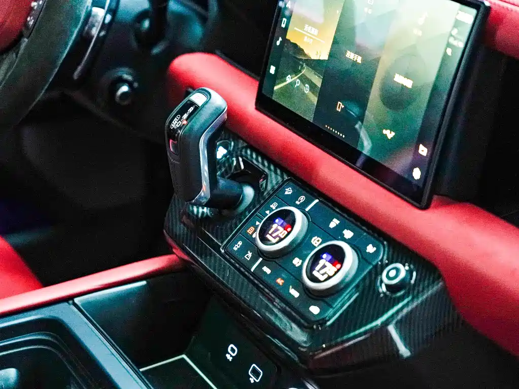 Land Rover Defender 2023 — фото 15