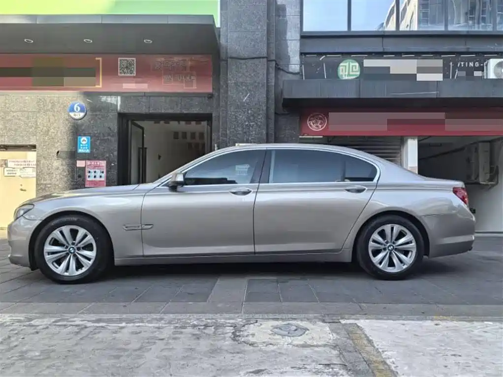 BMW 7 Series 2010 — фото 8