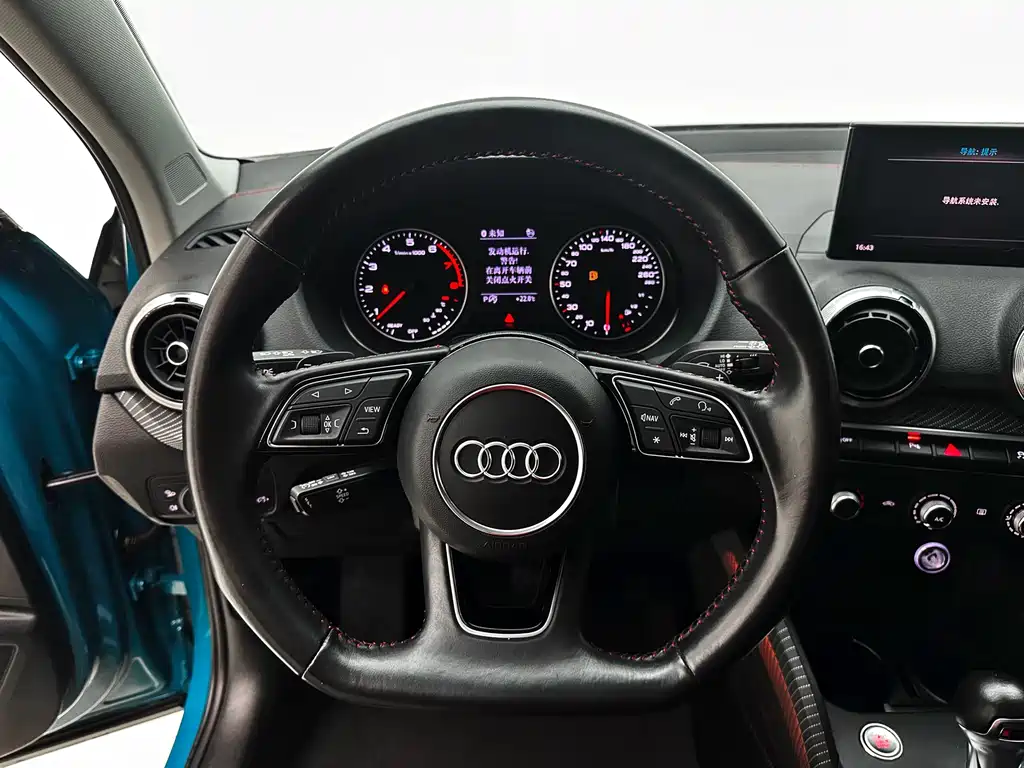 Audi Q2L 2022 — фото 18