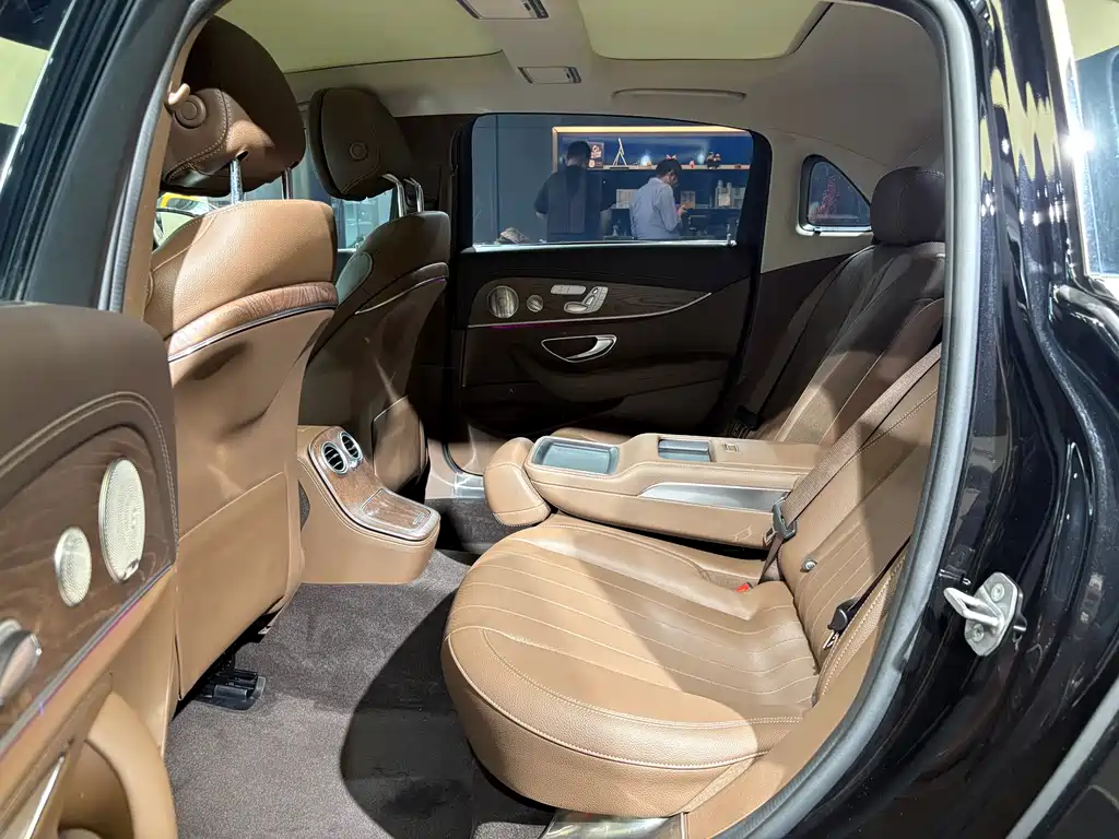 Mercedes-Benz E-Class 2023 — фото 12
