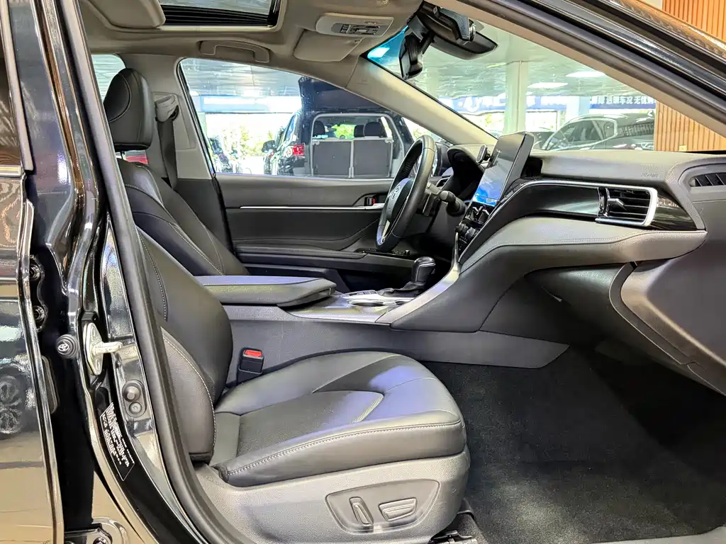 Toyota Camry 2022 — фото 12