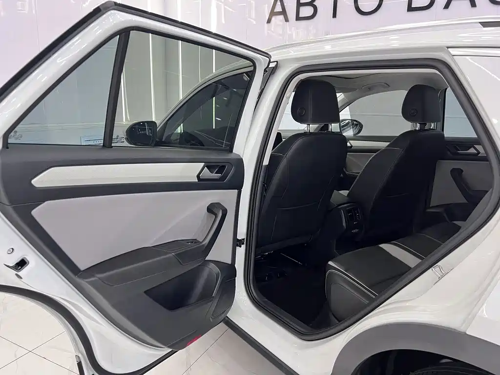 Volkswagen T-Roc 2023 — фото 11