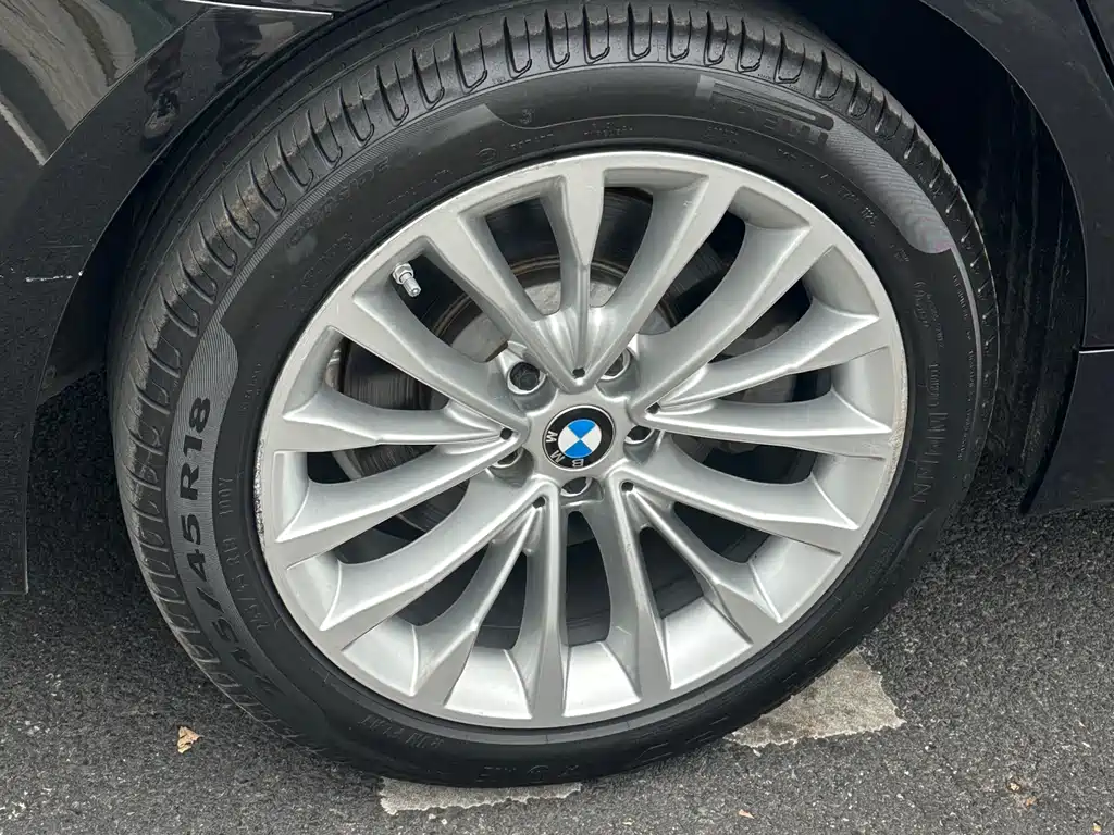 BMW 5 Series 2019 — фото 16