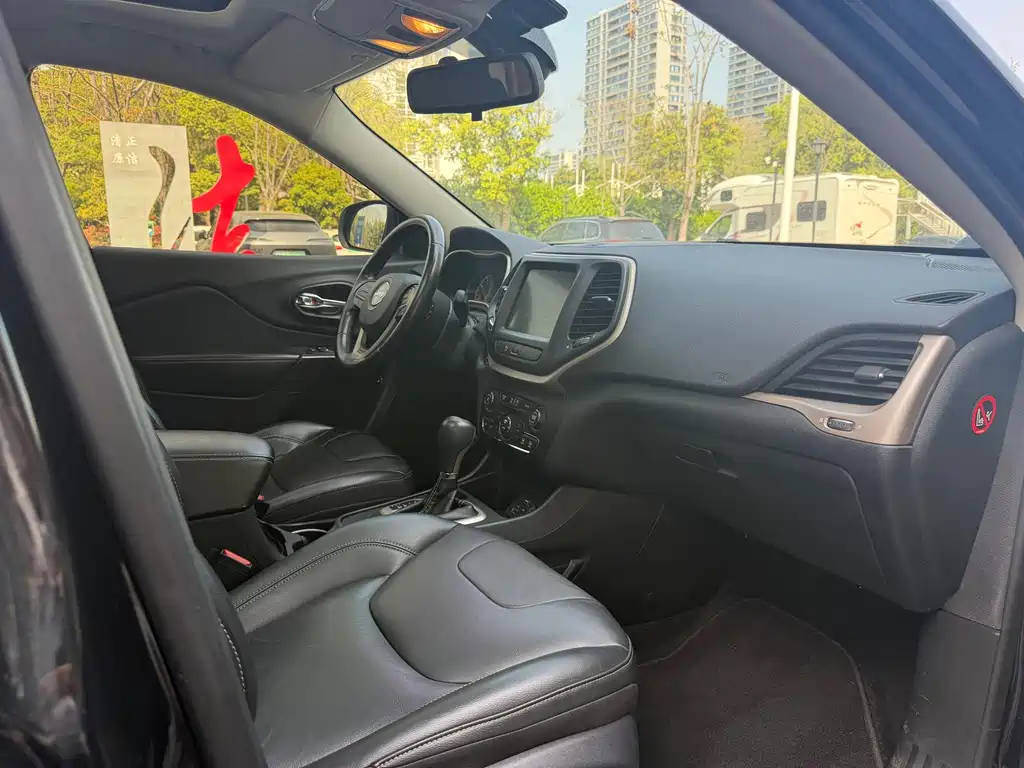 Jeep Cherokee 2018 — фото 11
