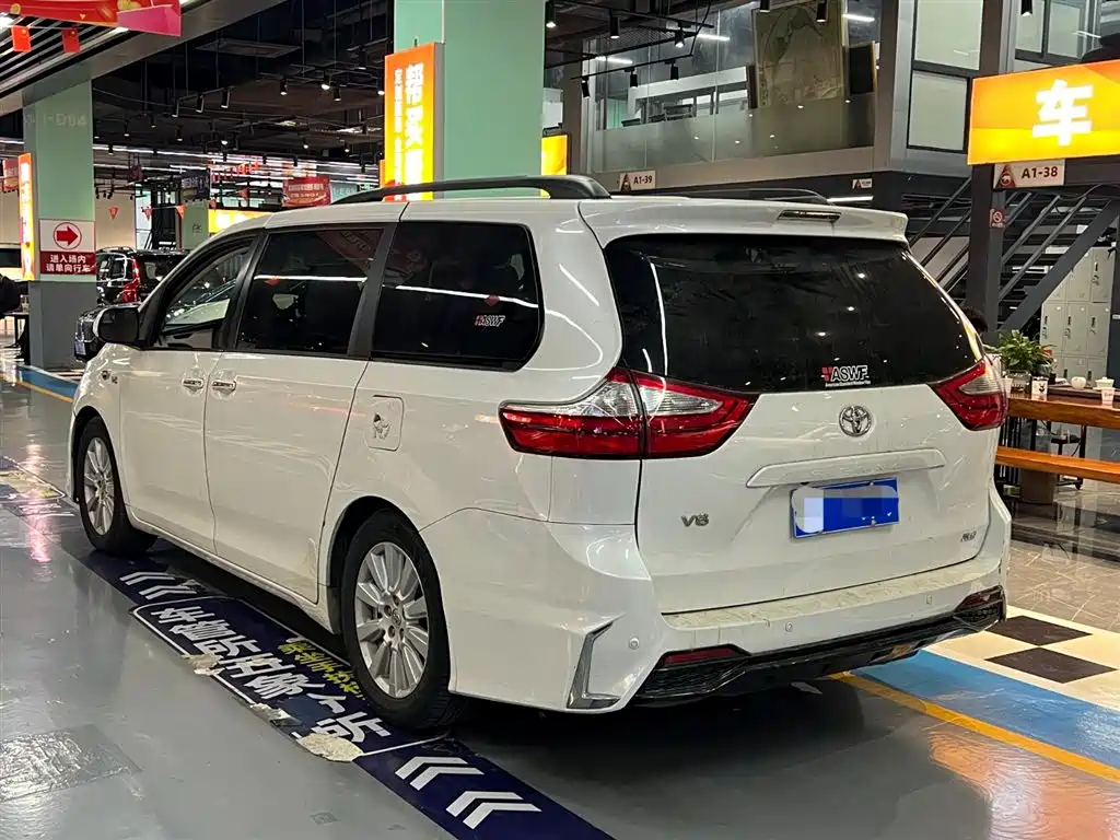 Toyota Sienna 2017 — фото 3