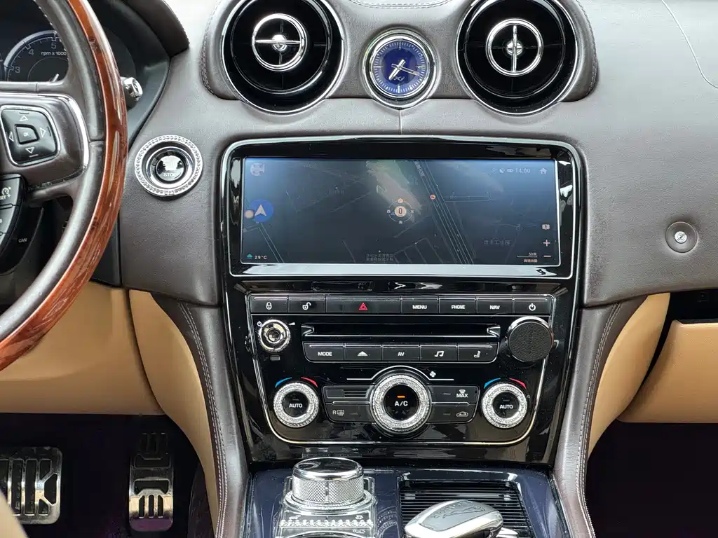 Jaguar XJ 2012 — фото 14