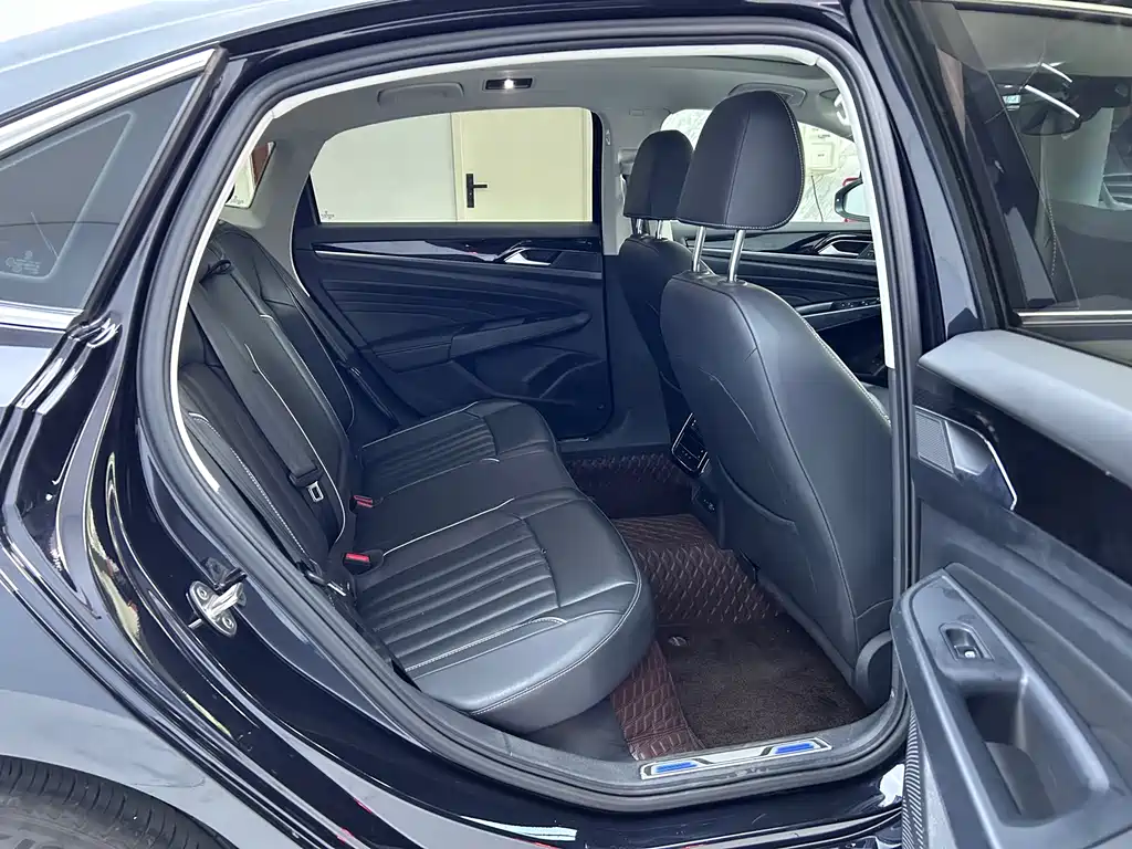 Volkswagen Passat Plug-In Hybrid 2023 — фото 11