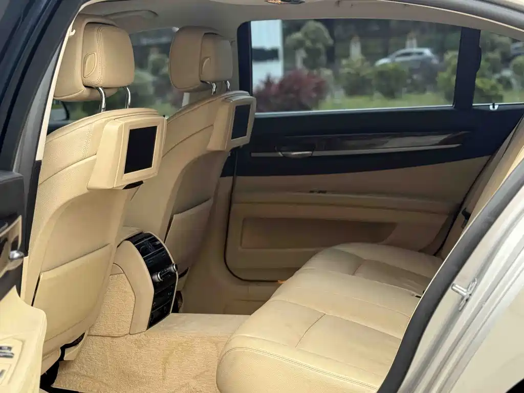 BMW 7 Series 2011 — фото 14