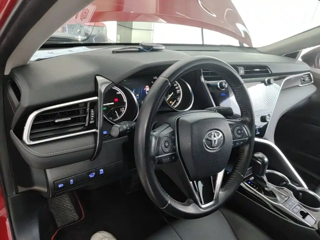 Toyota Camry 2019 — фото 10