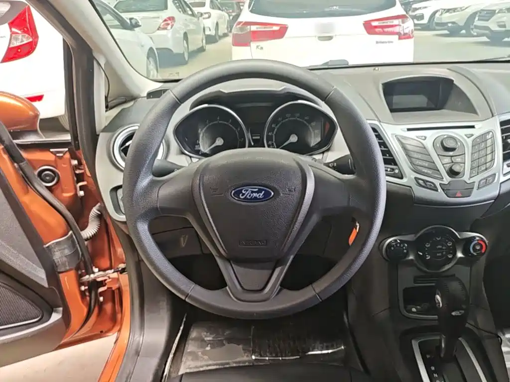Ford Fiesta 2014 — фото 11