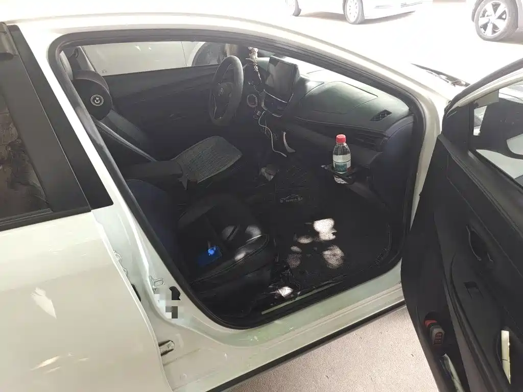 Toyota Yaris L 2023 — фото 19