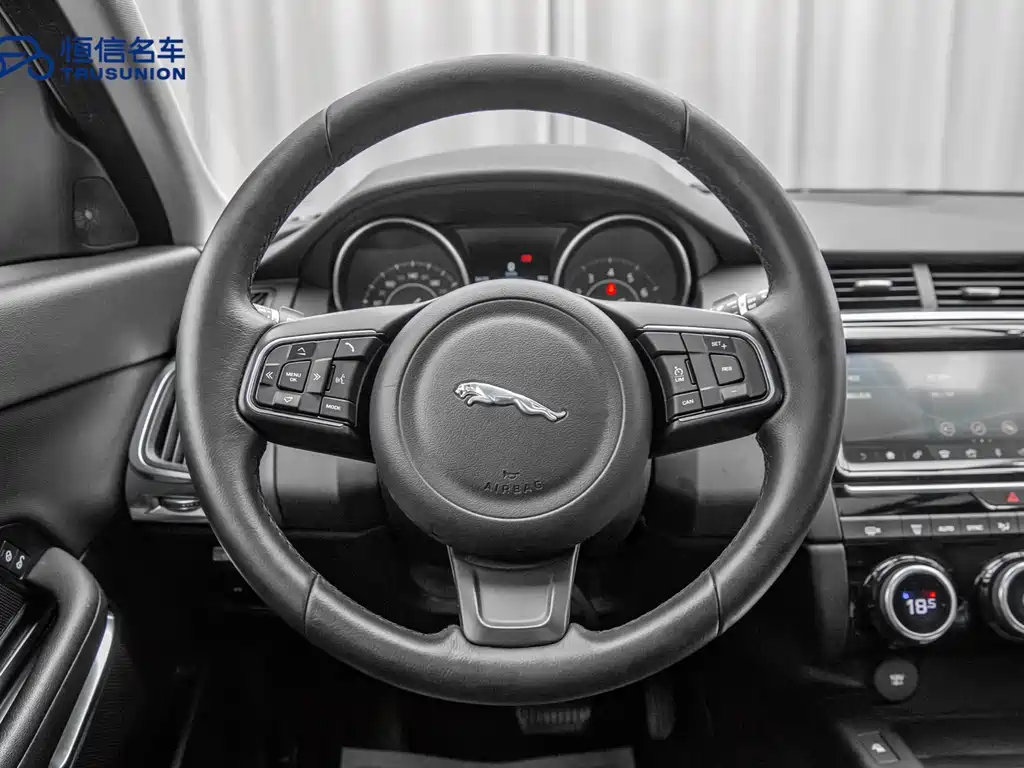 Jaguar E-PACE 2019 — фото 17