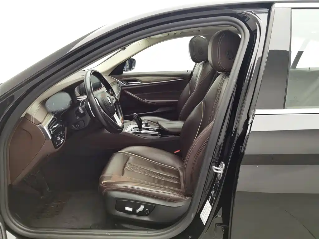BMW 5 Series 2019 — фото 10