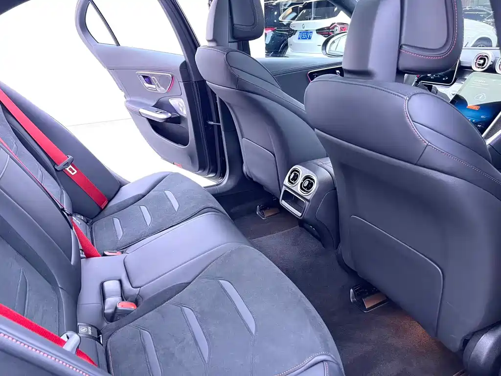 Mercedes-Benz C-Class AMG 2025 — фото 9