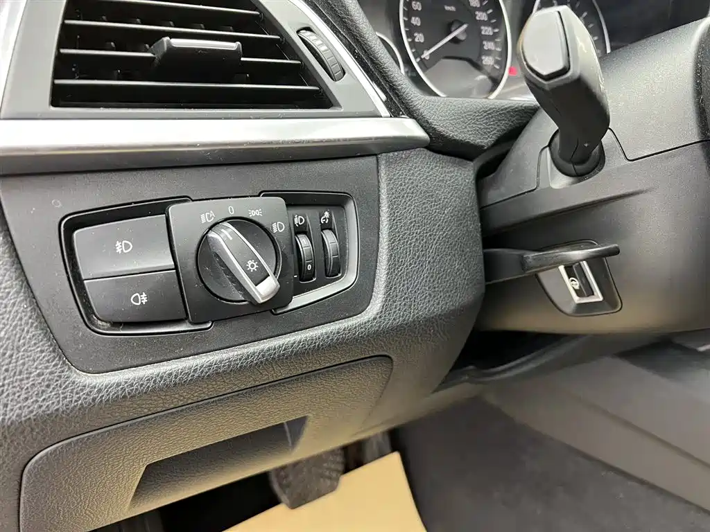 BMW 3 Series 2018 — фото 26
