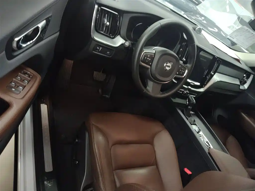 Volvo XC60 2020 — фото 16