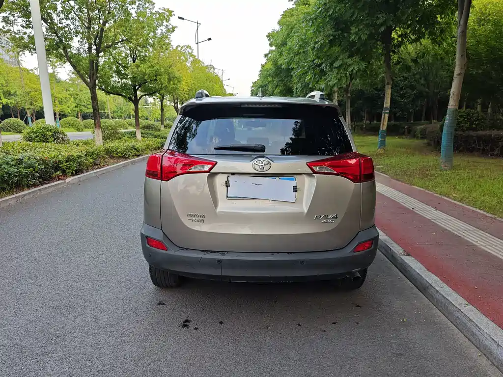 Toyota RAV4 2015 — фото 10