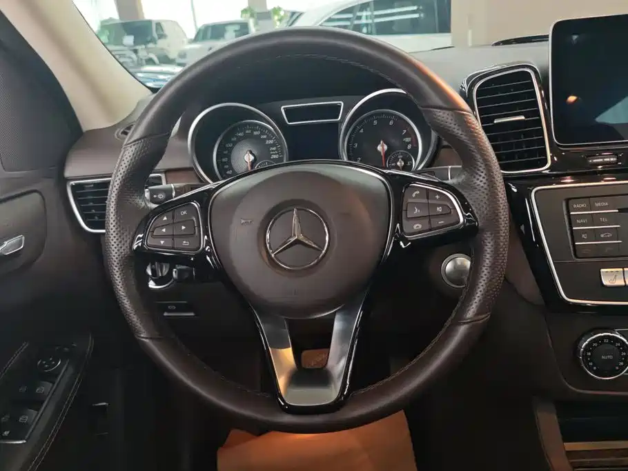 Mercedes-Benz GLE 2016 — фото 15