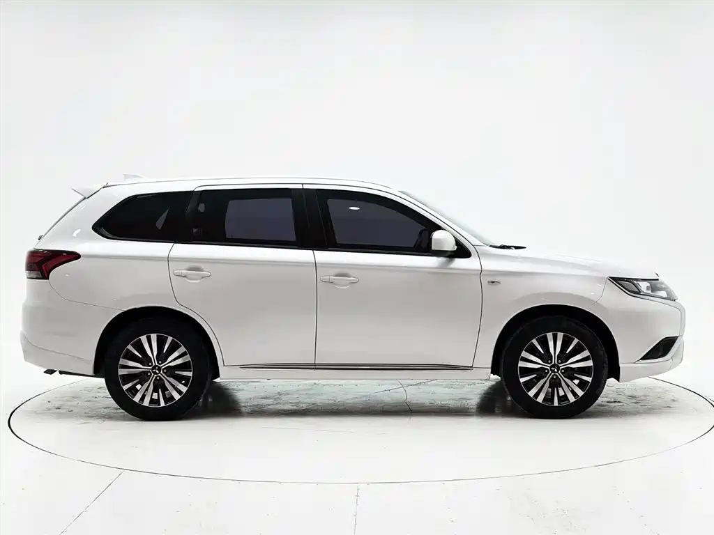 Mitsubishi Outlander 2022 — фото 9