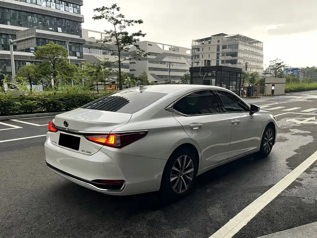 Lexus ES 2020 — фото 5